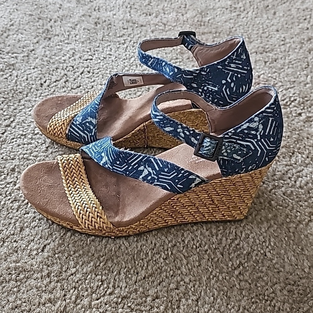 Toms Clarissa Platform Wedge Sandals Blue Batik Textile Size 9.5